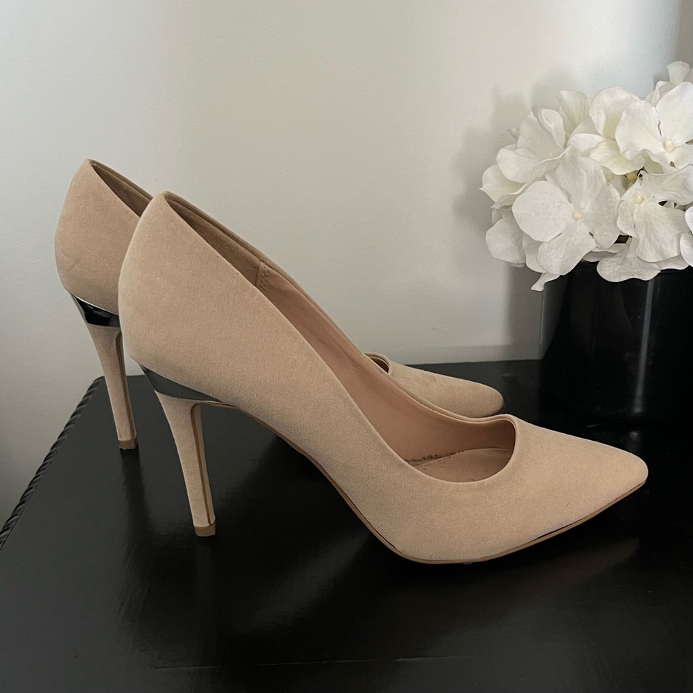 Beige suede pumps with silver detail